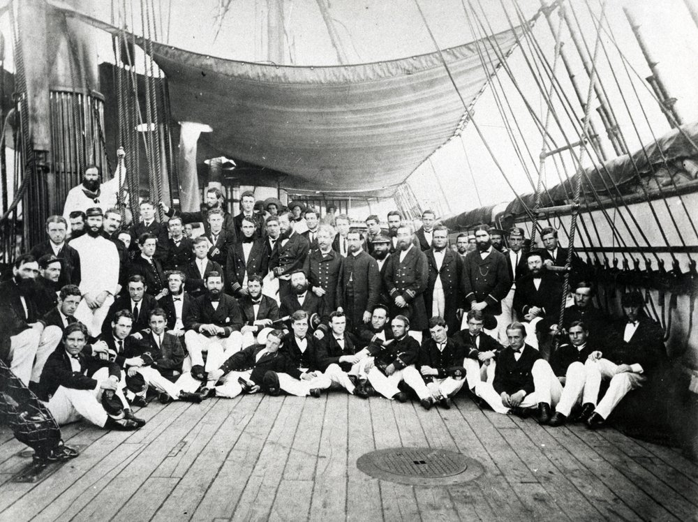 Oficiais navais britânicos no convés, c.1870 de English Photographer