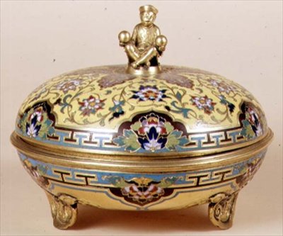 Taça com decoração de esmalte champleve, c.1870 (latão) de English School