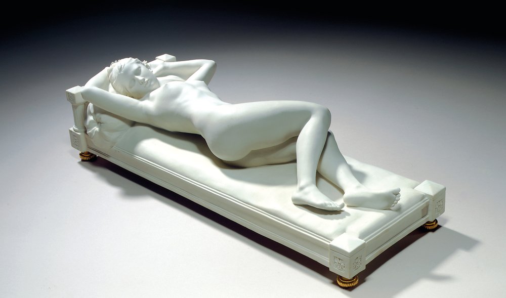 Figura de biscoito Sevres de um nu reclinado, &39;Le Repos&39; de Alfred Boucher