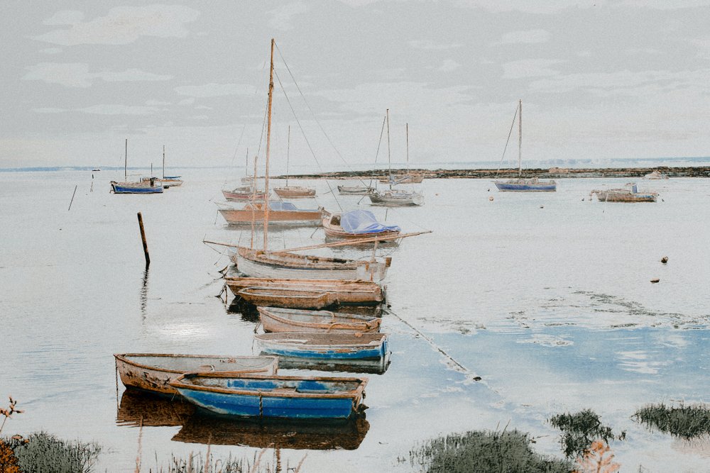 Boats in Leigh Harbour, 2018 (fotografia repintada à mão) de Alice Gur-Arie