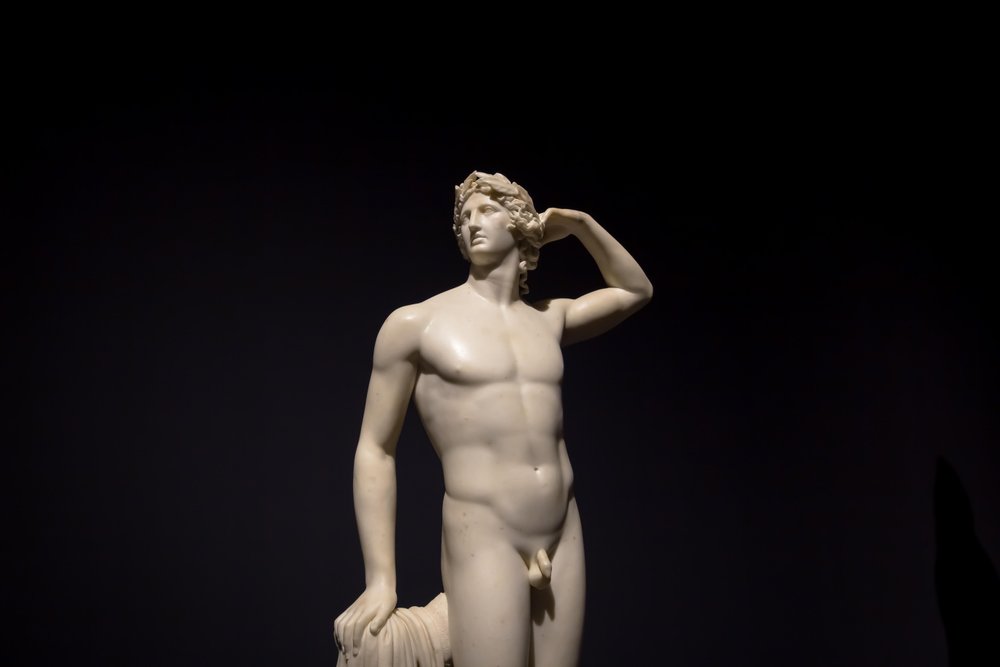 MILÃO, ITÁLIA - junho de 2020: a antiga escultura Apolo a cantar para si próprio - 1782 - Ant..., 2019 (foto) de Antonio Canova