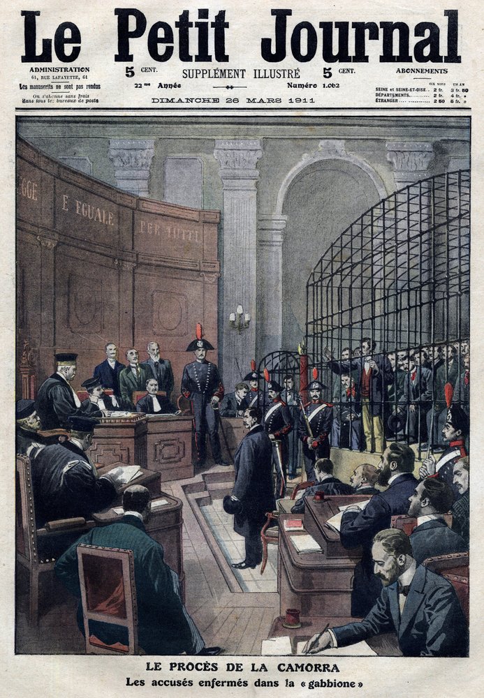 O julgamento da Camorra (máfia napolitana): as acusações que Erricone apresenta no «gabbione» no tribunal criminal de Viterbo, Itália, pelo assassínio de Gennaro Cuocolo e da sua mulher de Artist Unknown