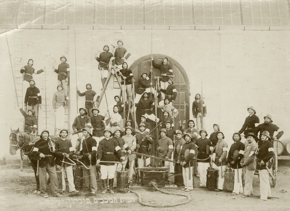 Um grupo de tiro de bombeiros em Zichron Yaacov, c.1898-1900 de Bernard Edelstein