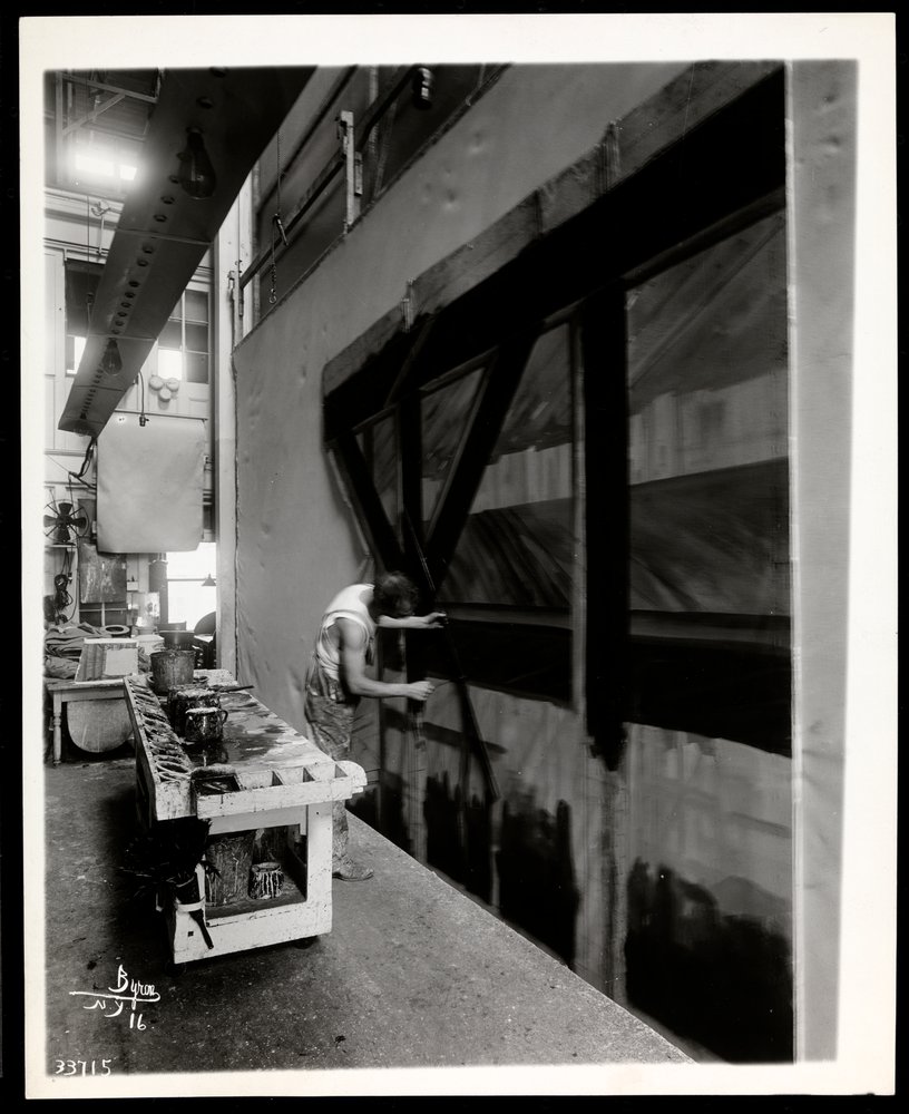 Um artista cênico pintando um apartamento em uma loja de cena, Nova York, 1915-6 (impressão de gelatina de prata) de Byron Company