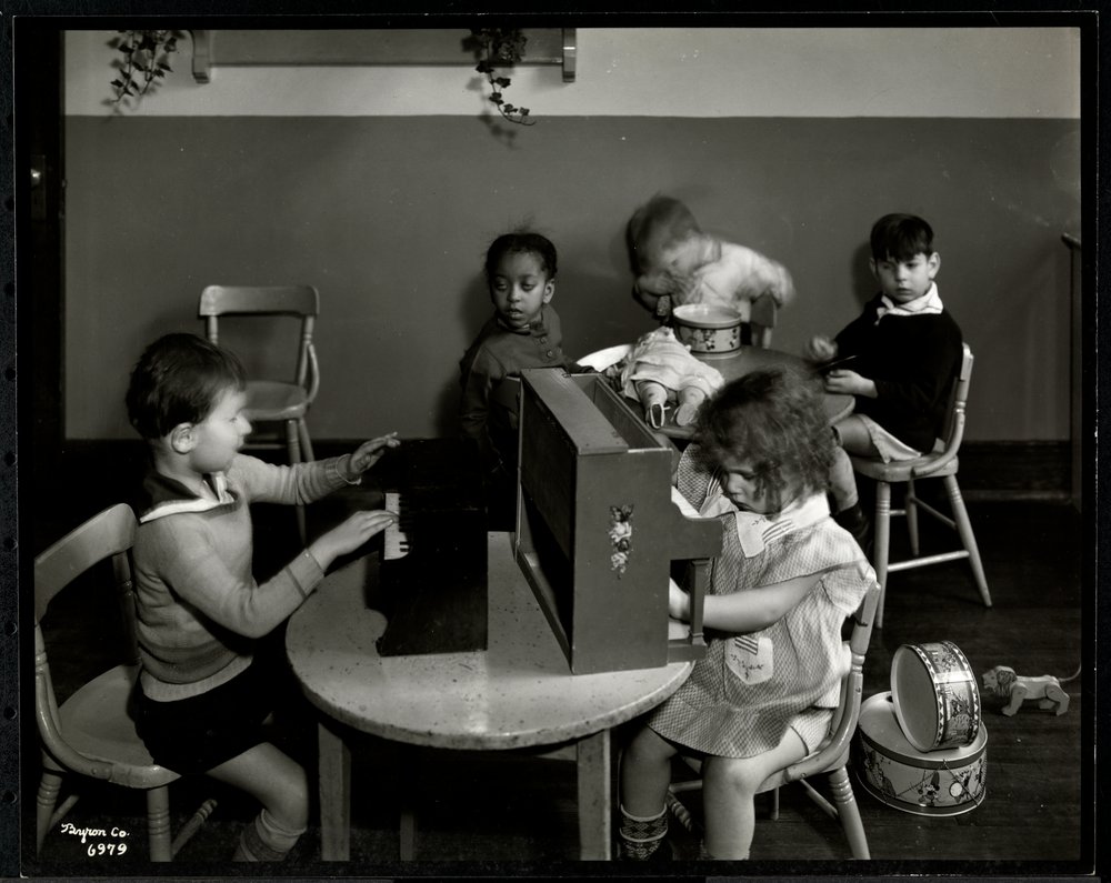 Crianças brincando no salão de jogos da Associação Nova York para os Cegos, 111 East 59th Street, Nova York, 1935 (impressão em gelatina de prata) de Byron Company