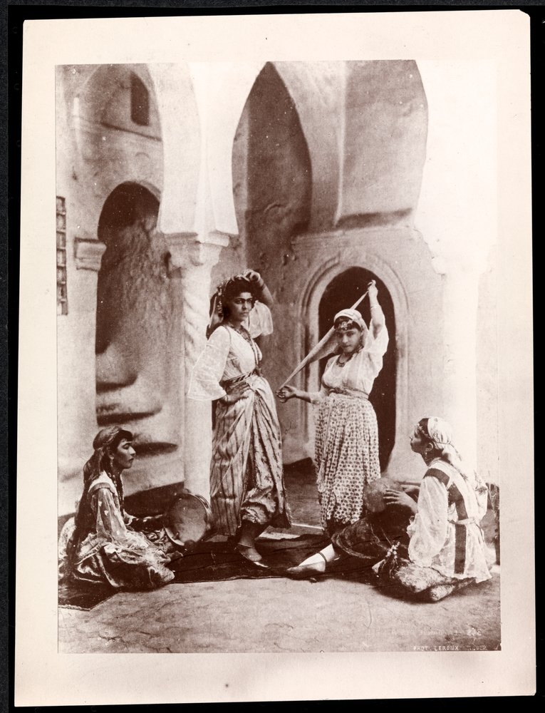 Meninas dançando e músico, norte da África, c.1900 (impressão de gelatina de prata) de Byron Company