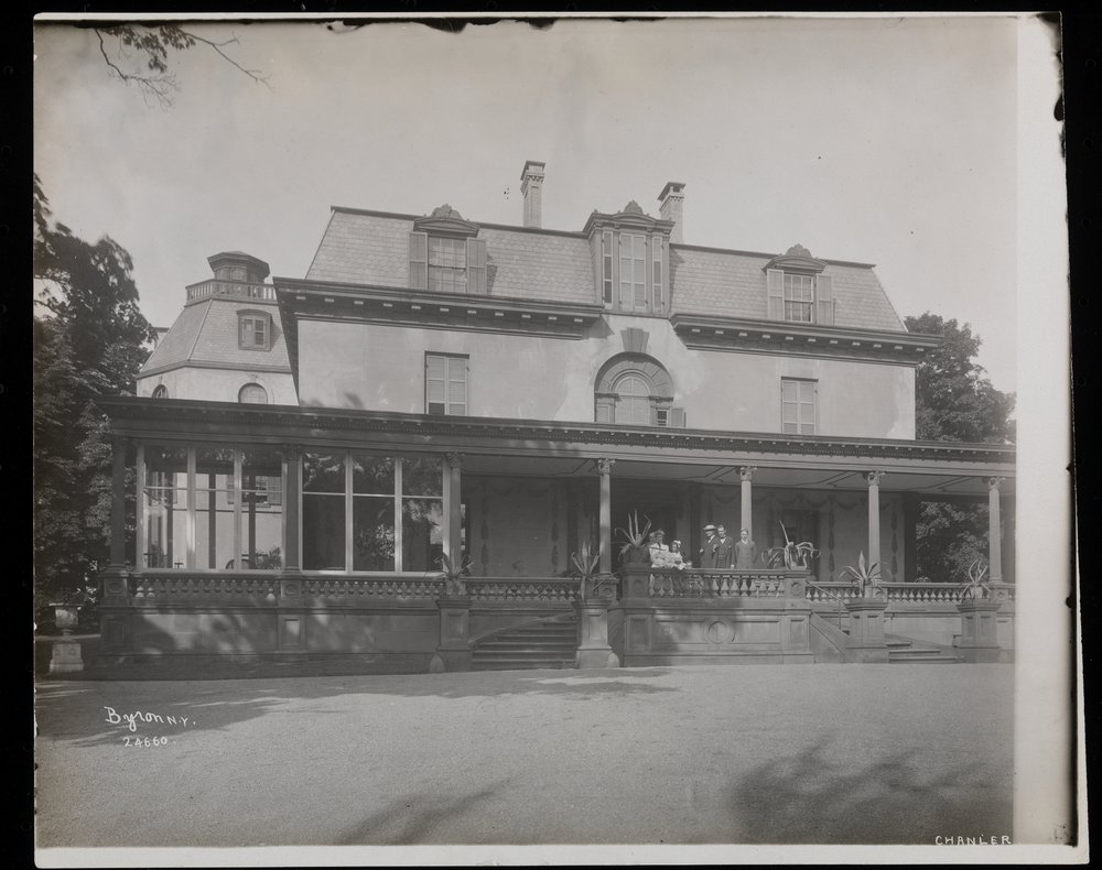 Pessoas de pé na varanda da residência Astor Chanler em Barrytown, Nova York, 1907 (impressão de gelatina de prata) de Byron Company