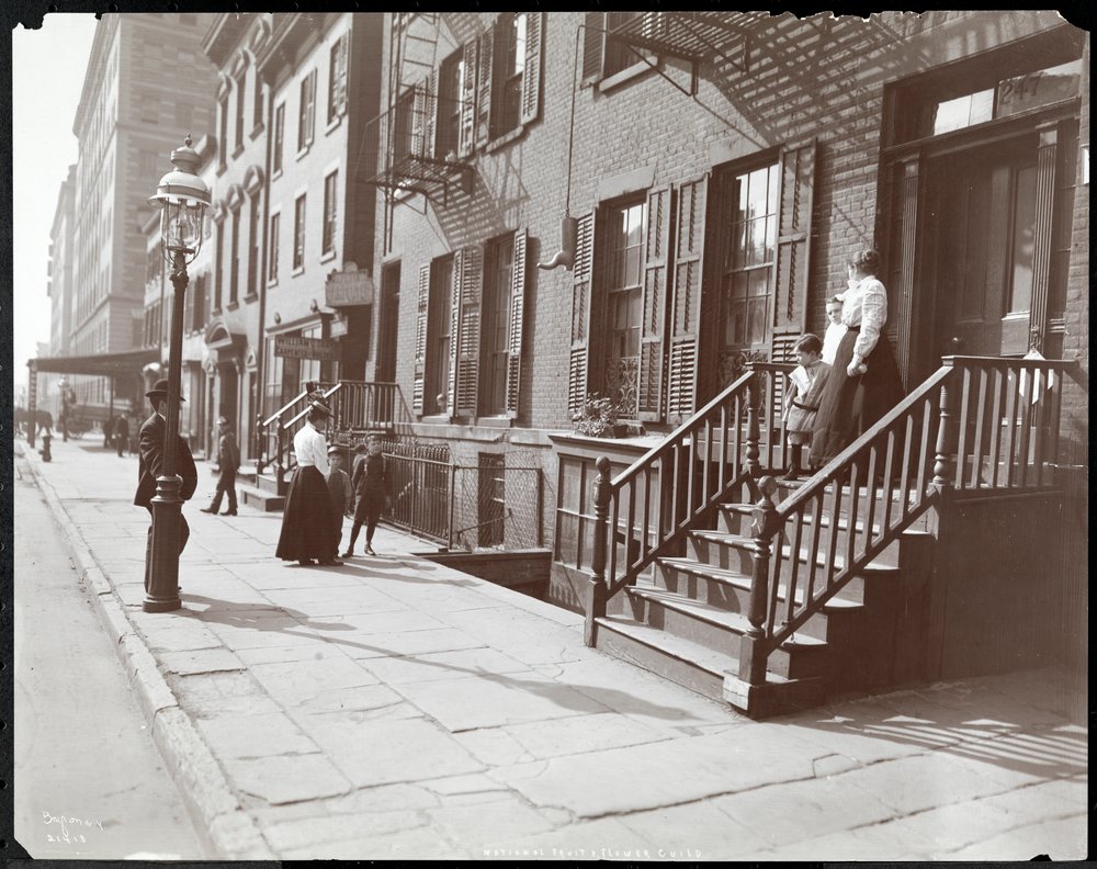 Mulheres e crianças na e perto da alpendre da National Fruit und Flower Guild, 247 Spring Street, 1906 (impressão em gelatina prateada) de Byron Company