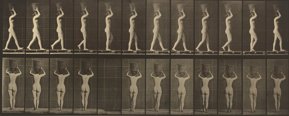 Prancha número 34. Caminhar e transportar um cesto de 15 lb sobre a cabeça, mãos levantadas de Eadweard Muybridge