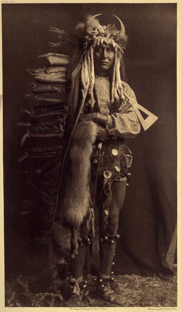 Brest de Ferro, Piegan. Traje de um membro dos Bulls, uma antiga sociedade que desapareceu durante muitos anos Foto do volume 6 da enciclopédia publicada por Edward S. Curtis (1868-1952) sobre os índios da América do Norte, com um prefácio de Theodore Roos de Edward Sheriff Curtis