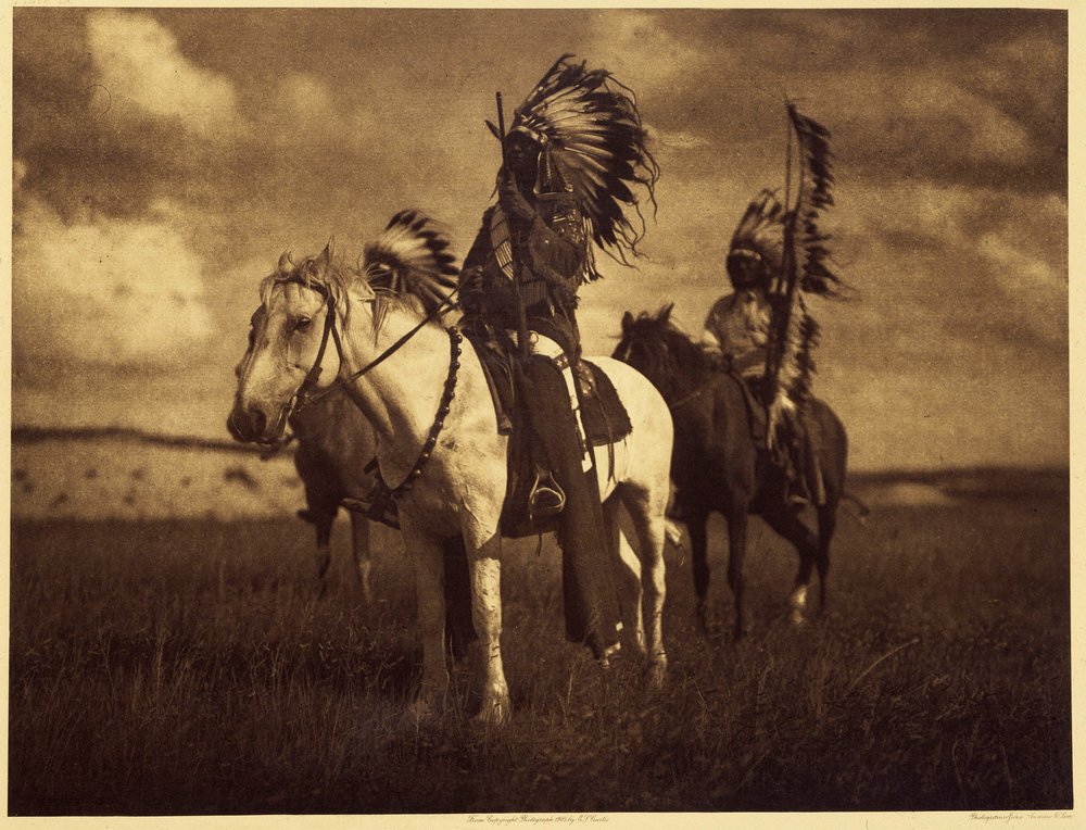 Chefes Sioux. Muito frequentemente, dois ou três homens formaram uma tropa de guerra e partiram durante semanas ou meses. Por vezes, voltavam com escalpes, cavalos ou mulheres. Depois, qualquer que fosse o seu tamanho, a tropa de guerra conhecia a derrota  de Edward Sheriff Curtis