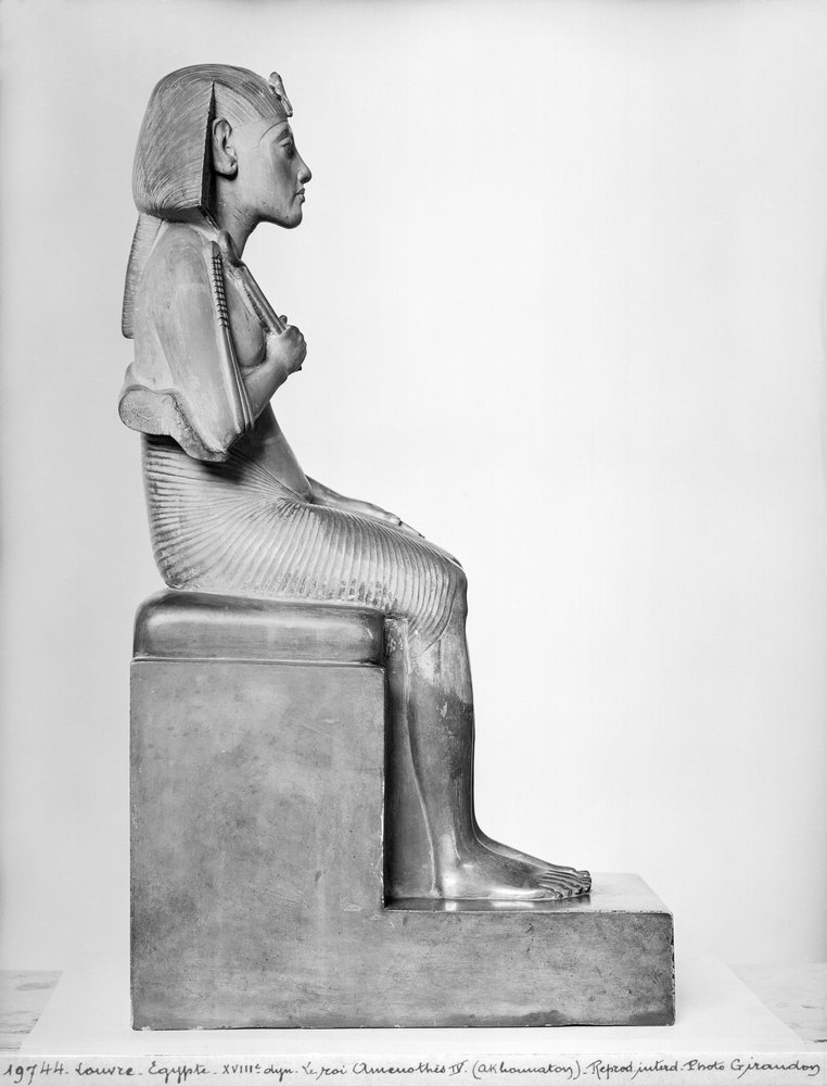 Estátua sentada de Amenophis IV (Akhenaton), Novo Reino, c.1375-1354 aC (esteatita) de Egyptian 18th Dynasty