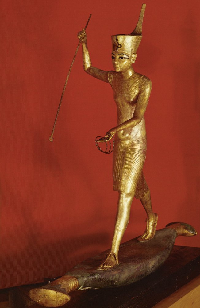 Tutenkhamun de pé sobre um barco plano e lançando um arpão (madeira dourada) de Egyptian 18th Dynasty