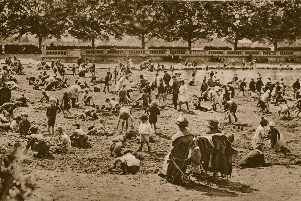 A praia sem mar: construindo castelos de areia, Bishops Park (foto sépia) de English Photographer