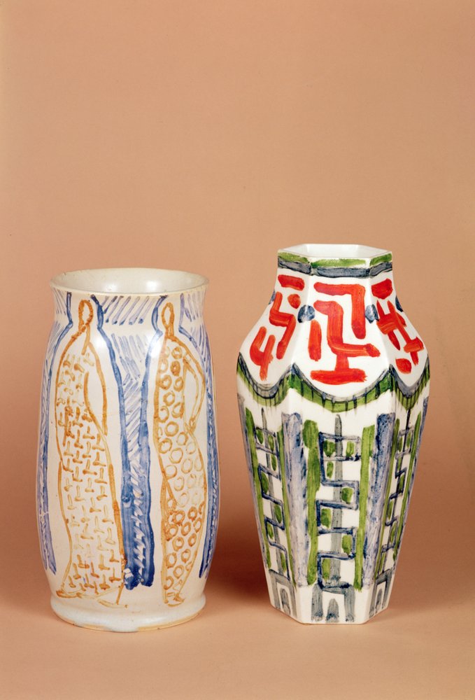 Vaso de oficina Omega, 1914 e vaso de porcelana possivelmente pintado por Roger Fry (1866-1934) 1912-19 de English School