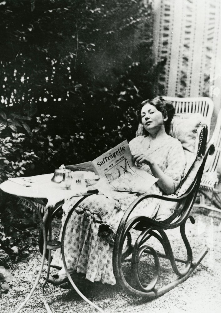 Christabel Pankhurst (1881-1969) lendo uma cópia de The Suffragette c.1905-14 de English Photographer
