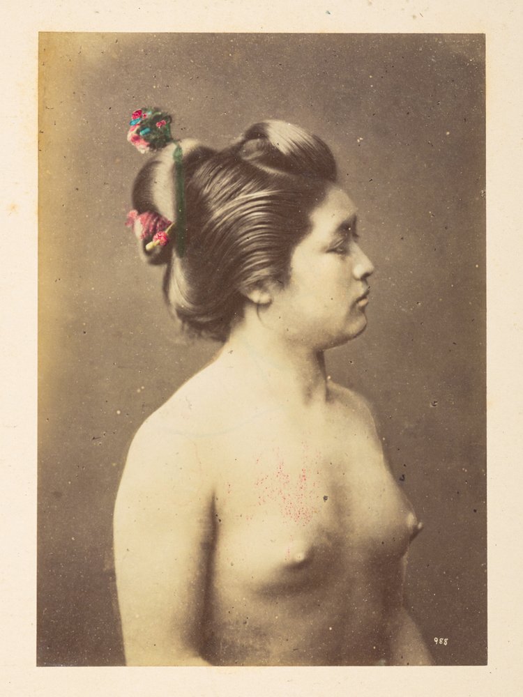 Jovens japonesas a banhar-se, retrato de meio corpo de perfil direito de uma jovem mulher nua, fotógrafo: desconhecido, Coleção Lucas: registo fotográfico da viagem à volta do mundo de Charles James e Morton P. Lucas de English Photographer