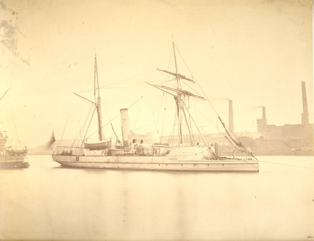 O lado de estibordo da canhoneira «Delta», amarrada no rio Tyne, c.1876 de English Photographer