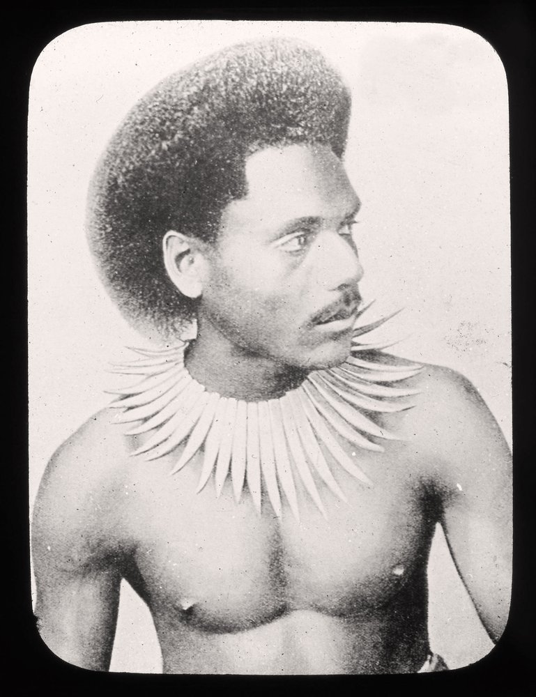 Slide de lanterna mágica mostrando um chefe de Fiji em traje tradicional c.1900 de English School