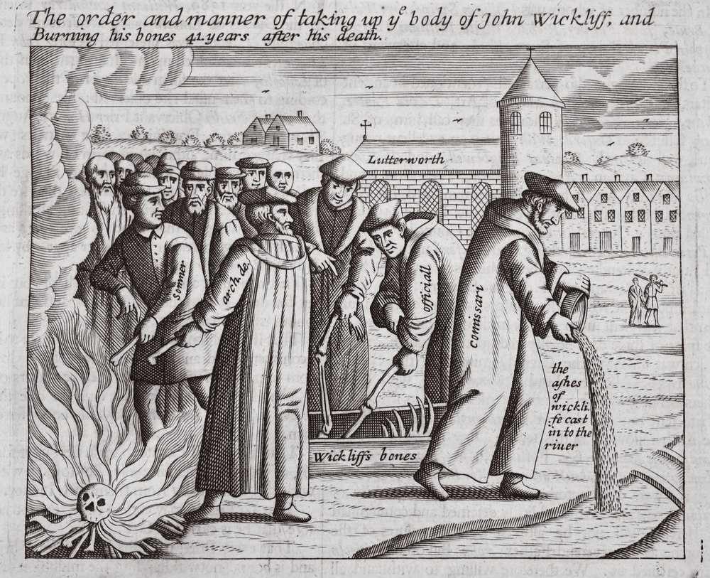 A ordem e a maneira de pegar o corpo de John Wickliff e queimar seus ossos 44 anos após sua morte, ilustração de Atos e Monumentos de John Foxe, nona edição, pub. 1684 de English School