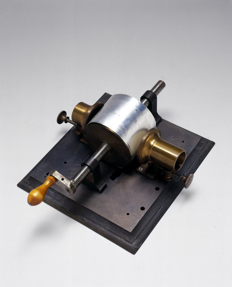 Réplica do primeiro fonógrafo, inventado por Thomas Alva Edison (1847-1931) em 1877 (metal) (ver também 2341) de English School English School