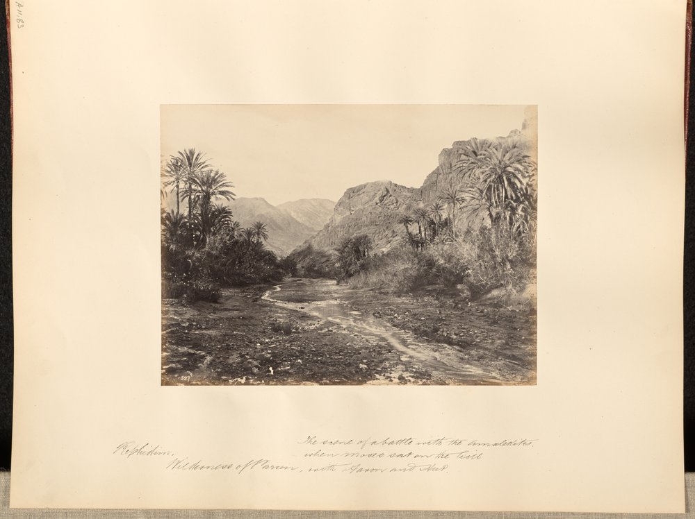 Refidim, deserto de Parã. Cenário de uma batalha contra os amalequitas quando Moisés se sentou no monte com Aarão e Hur. de Francis Frith