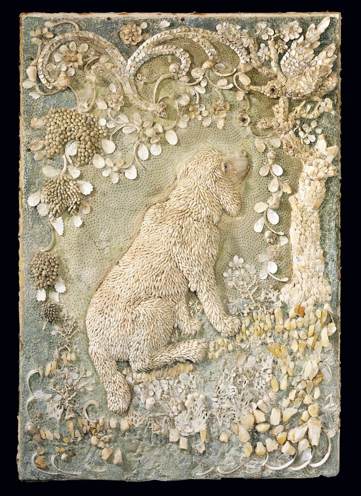 Um de um par de cães sentados Louis XV modelados em relevo, dentro de um ambiente semelhante a uma gruta de German School