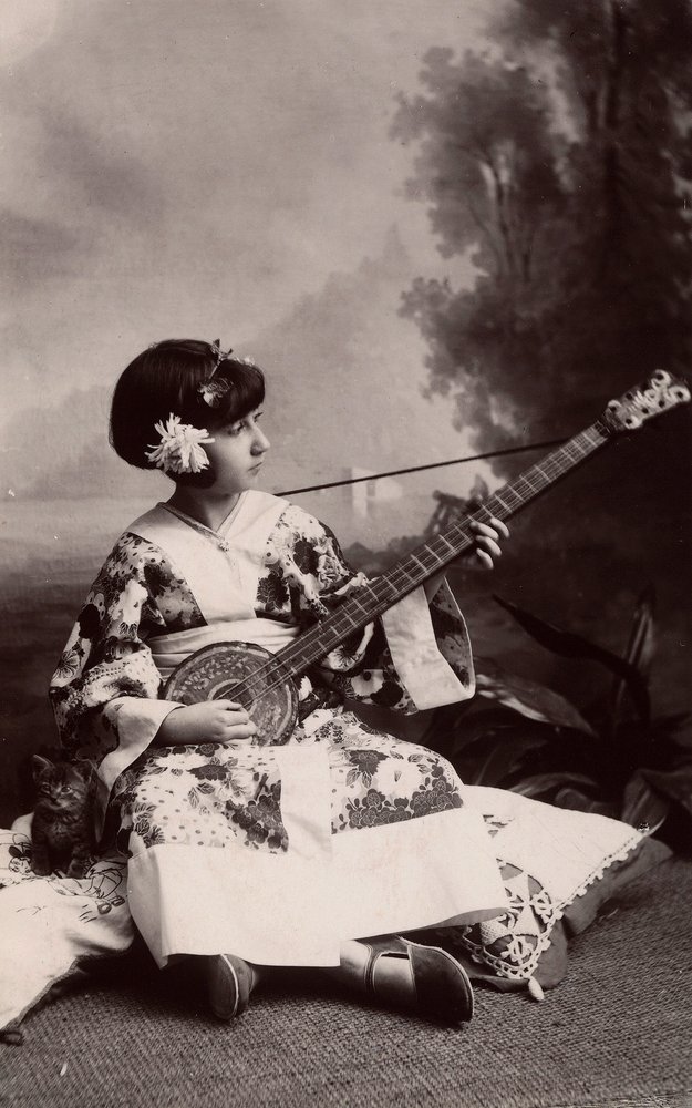 Menina em traje japonês de Phillipe de Marlier