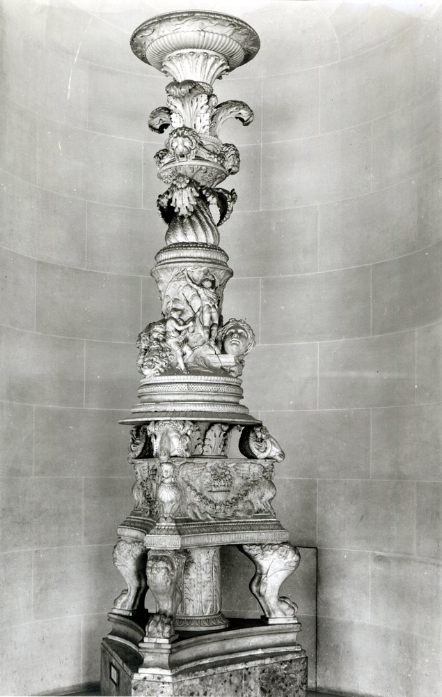 Candelabro concebido por Piranesi a partir de peças da Antiguidade romana para o seu próprio túmulo de Giovanni-Battista Piranesi