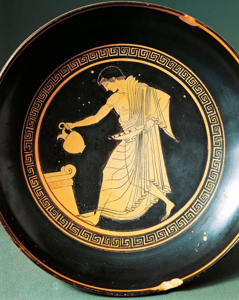 Kylix de Douris representando a juventude perto de um altar, século VI a.C. (olaria) de Greek