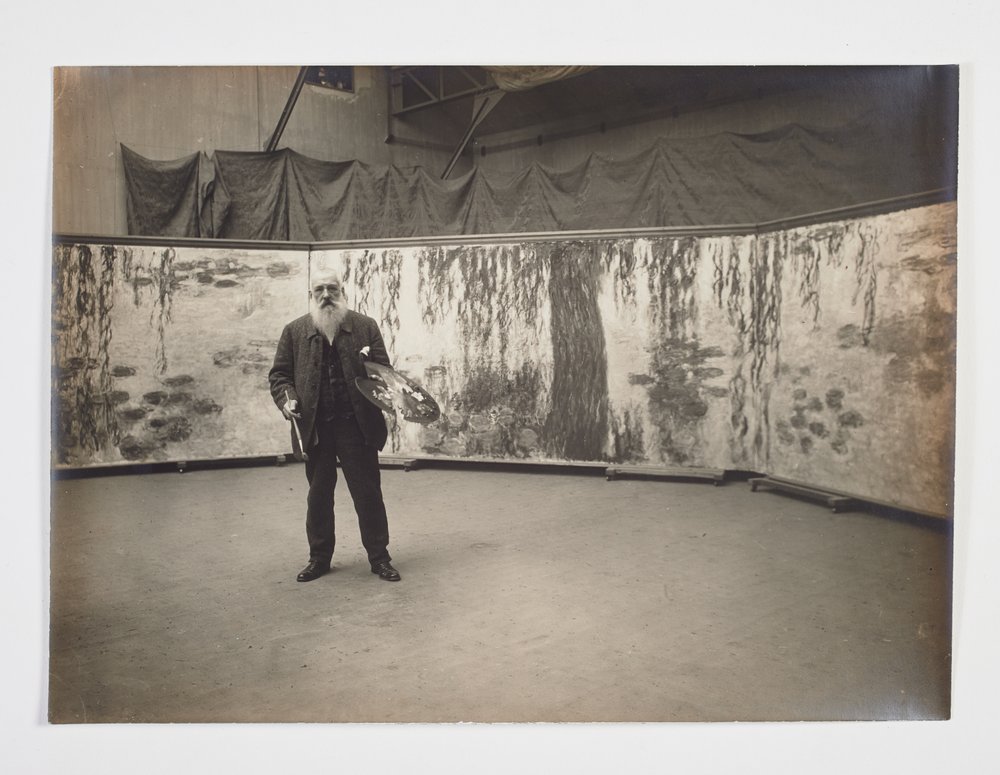 Claude Monet com a sua paleta em frente da sua obra "Les nymphéas de Henri (attr. to) Manuel