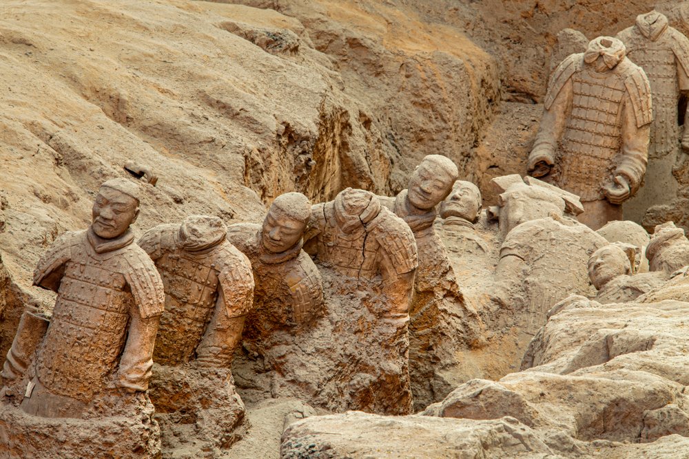 No Museu do Guerreiro de Terra Cotta, cenas dos vários guerreiros na zona do Fosso 1, 2009 (foto) de Ira Block