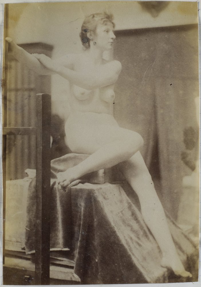 Estudo de uma modelo feminina nua, sentada no palco junto ao cavalete e vista de frente, no estúdio de Jacques de Lalaing, estudo preliminar para o túmulo de Fernand Scribe no cemitério de Gand de Jacques Lalaing (attributed to)