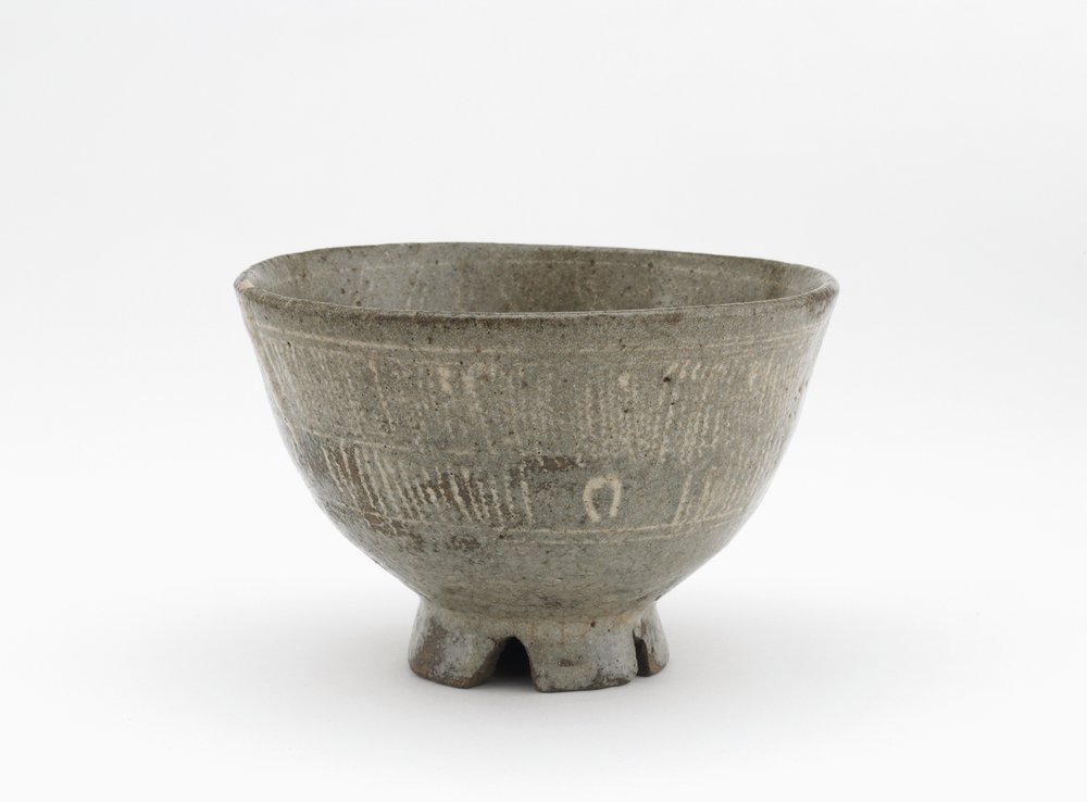 Bacia de chá em estilo mishima, prefeitura de Saga, período Edo, início do século XVII (faiança com desenhos impressos e incisos incrustados com deslizamento branco) de Japanese School