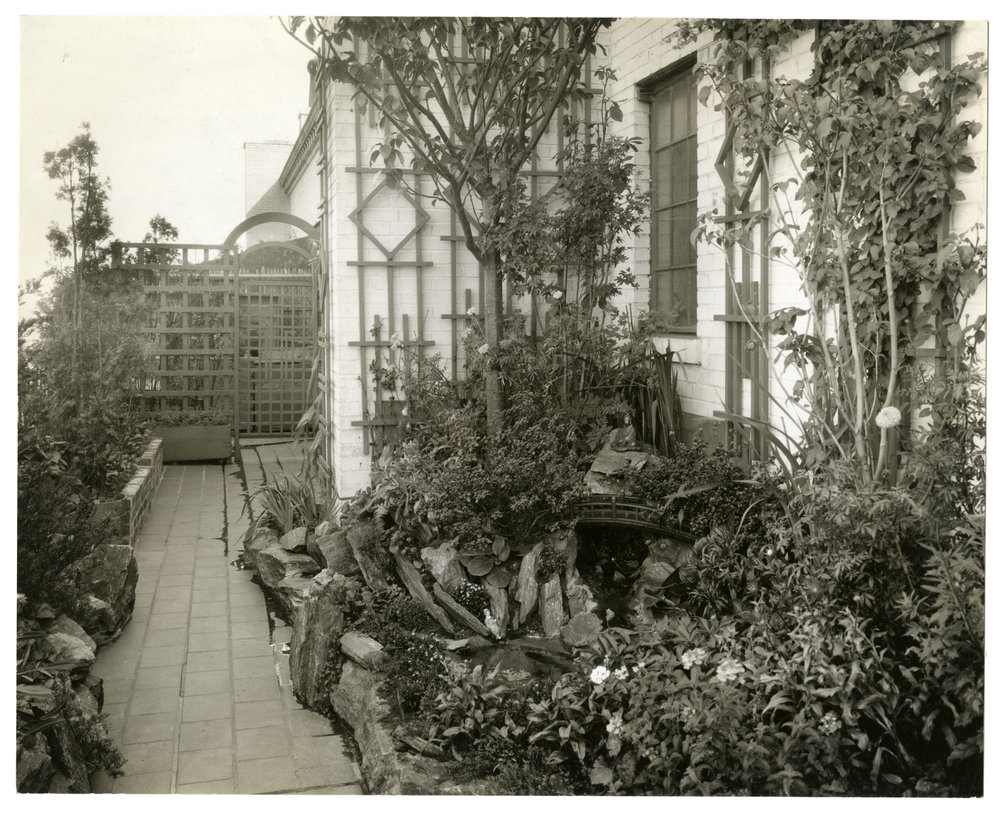 Jardim da Sra. Regina Jais, c.1936-37 (foto gelatina prateada) de Jessie Tarbox Beals