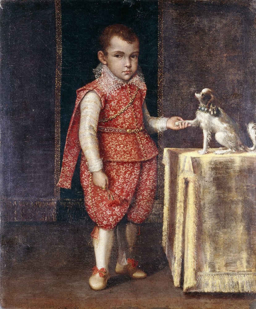 Retrato de um menino, de corpo inteiro, vestindo um traje vermelho bordado em prata, segurando a pata de um spaniel em uma mesa, de Lavinia Fontana