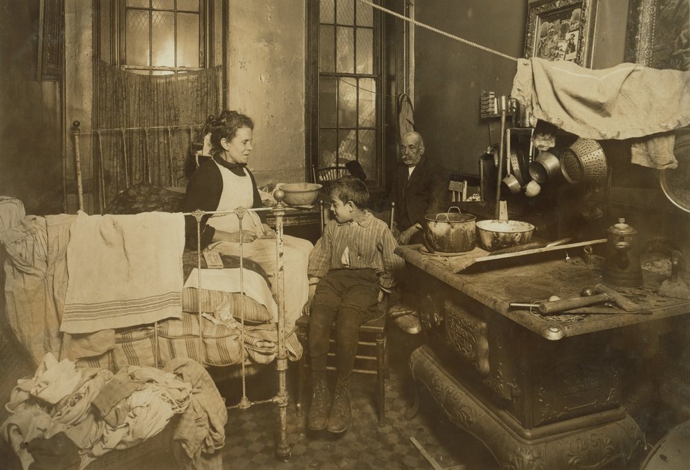 Categoria Jimmie Chinquanana &39;abaixo da série&39;, em casa em Nova York, atrás da loja da família, 1913 de Lewis Wickes Hine