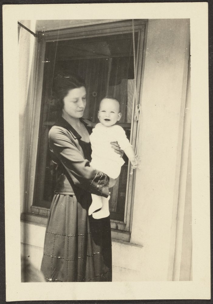 [Mulher segurando bebé sorridente]. de Louis Fleckenstein