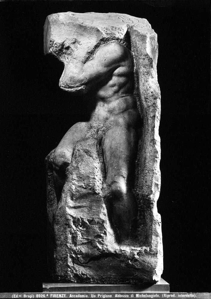 Vista frontal do escravo de Michelangelo Buonarroti