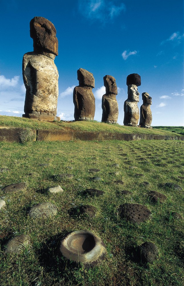 Estátuas moai, Parque Nacional de Rapa Nui, Ilha da Páscoa, Chile de Polynesian Polynesian