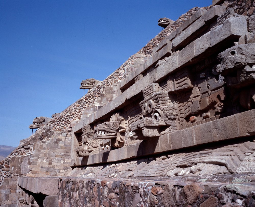 Civilização pré-colombiana: vista do local de Teotihuacan (300 AC-600 AD): o Templo de Quetzalcoatl ou Templo da Cobra Pluma. México de Pre-Columbian Pre-Columbian