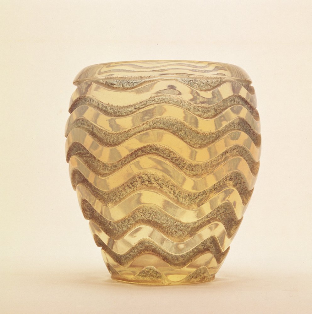 Vaso pesado moldado com motivo de ondas em relevo polido, de Lalique, c. 1902 de Rene Jules Lalique