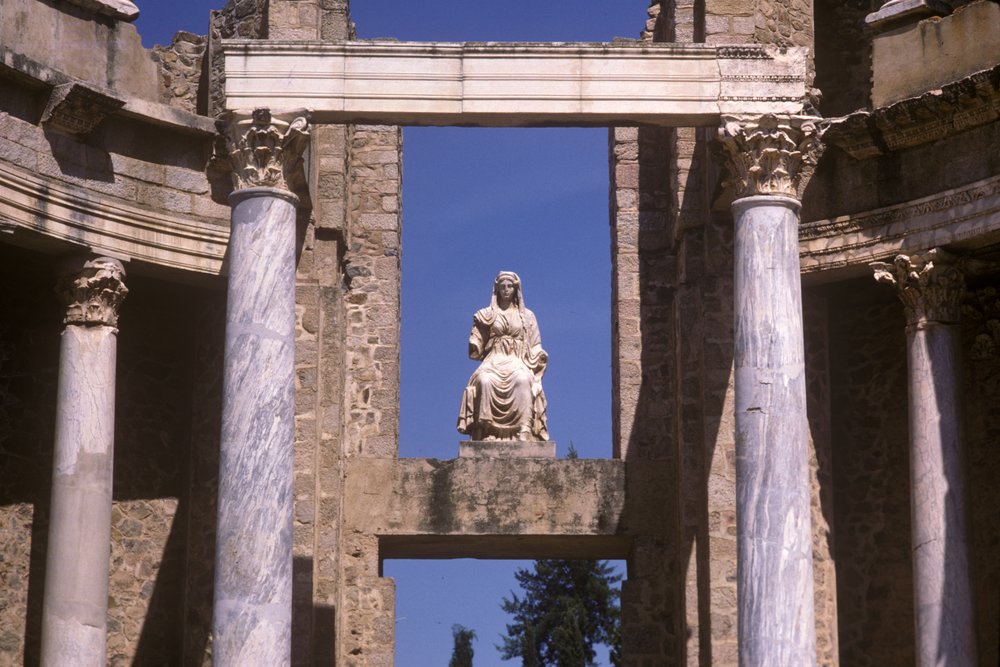 Uma estátua em um lintel de Roman