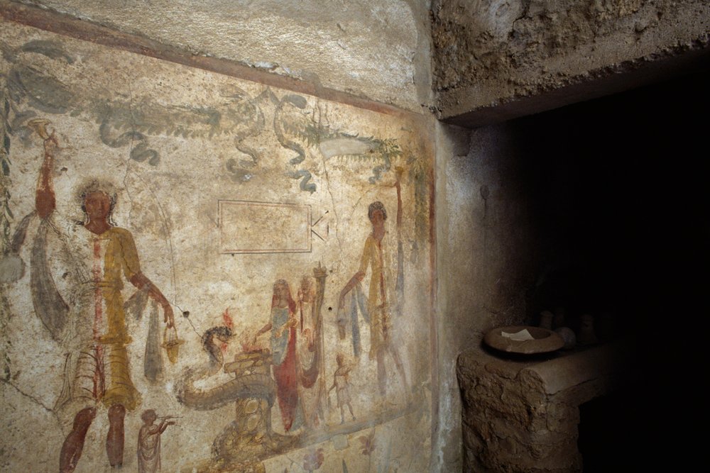 Fresco representando o Lararium perto da entrada da cozinha, Casa de Caio Júlio Políbio, Pompeia (Lista do Património Mundial da UNESCO de Roman Roman