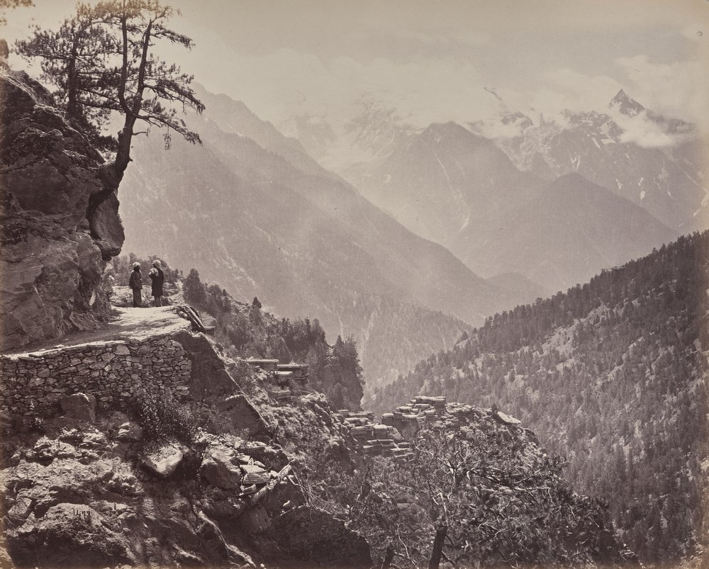 O alto Himalaia. Vista da nova estrada entre a Índia e a China. Monte Pangi com os picos nevados da China ao longe de Samuel Bourne