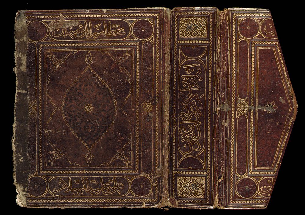 Capa de um Alcorão Cúfico quase completo, Norte da África ou Oriente Próximo, início do século 10 (couro e velino) (ver também 488352-8) de School Arabic