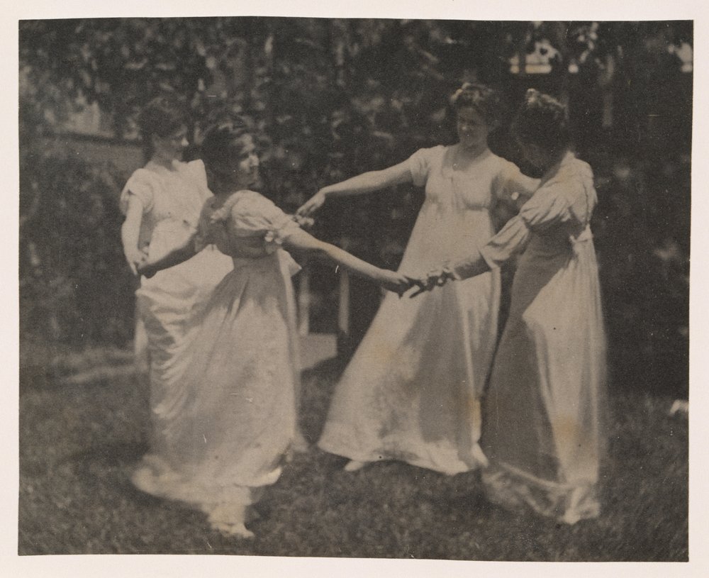 Susan Hannah Macdowell, rapariga não identificada, Elizabeth Macdowell e possivelmente Mary Macdowell na casa Macdowell de Thomas Eakins
