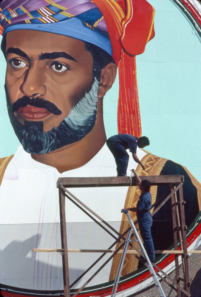 Os trabalhadores fazem a manutenção de um mural gigante de Qaboos bin Said Al Said, Sultão de Omã... de Thomas J. Abercrombie