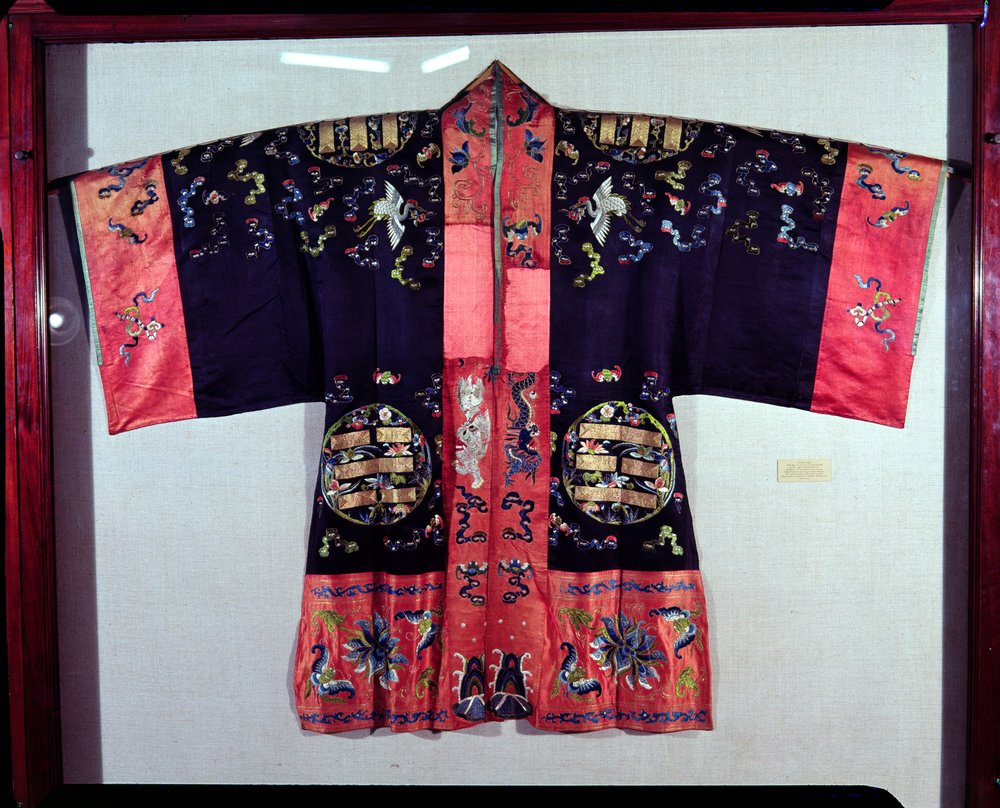 Túnica Taoísta com o Símbolo do Tai Chi Yin e Yang e os Oito Trigams (Pa Kua), Chinês, Dinastia Ch&39;ing, século XVIII (cetim) de Unbekannt Unbekannt