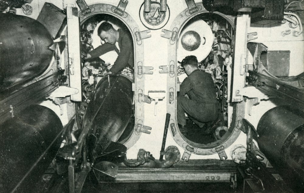 Tubos de torpedo de um submarino britânico, Segunda Guerra Mundial, 1945. de Unbekannt